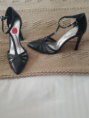 Jessica Simpson Black T-Strap Pointed-Toe Stiletto Heels